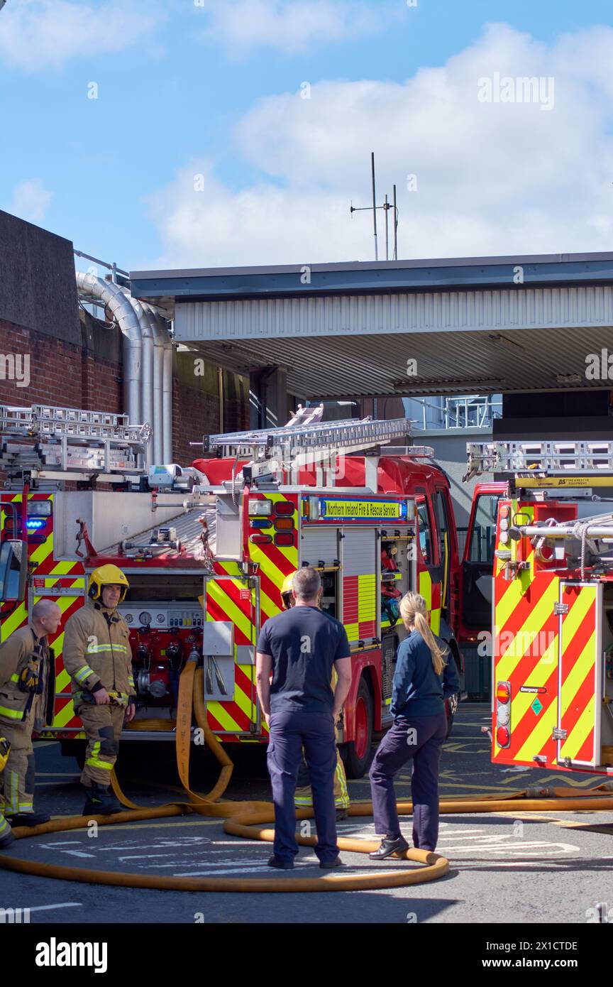 Belfast, Vereinigtes Königreich 16 04 2024 Nordirland Feuerwehr reagiert auf einen Anruf im Belfast City Hospital. Auf einem Dach brach ein Brand aus und wurde vor der Ankunft gelöscht Belfast Northern Ireland Credit: HeadlineX/Alamy Live News Stockfoto