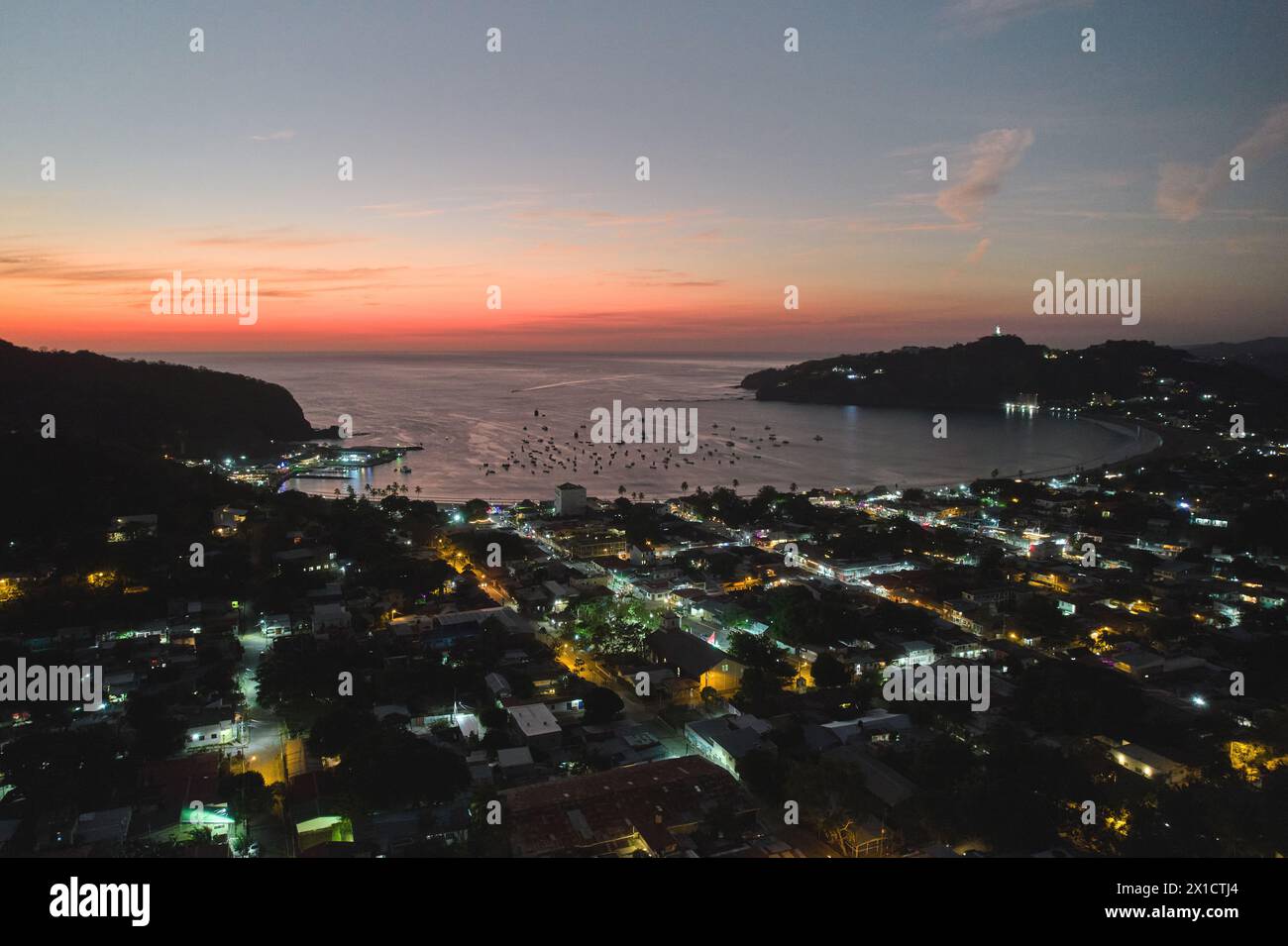 Farben der Abenddämmerung in San Juan Del Sur aus der Luft Stockfoto