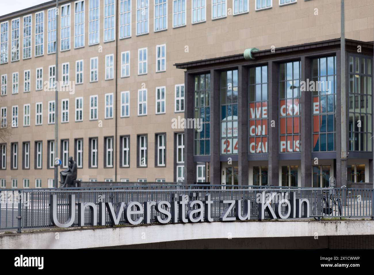 Kölner Universitätsgebäude Eingang mit allen Leuten Stockfoto