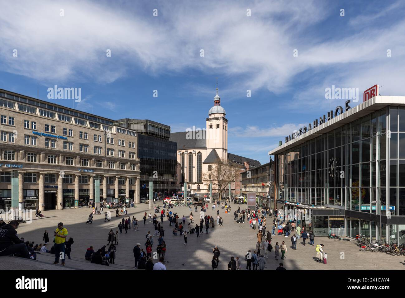 Touristen drängen sich auf dem platz vor dem Kölner Hauptbahnhof Stockfoto