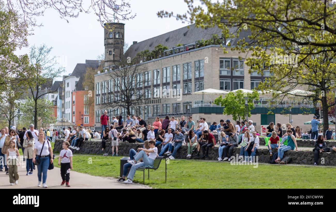 Eine große Menschenmenge genießt einen warmen Frühlingstag in der Kölner Altstadt Stockfoto