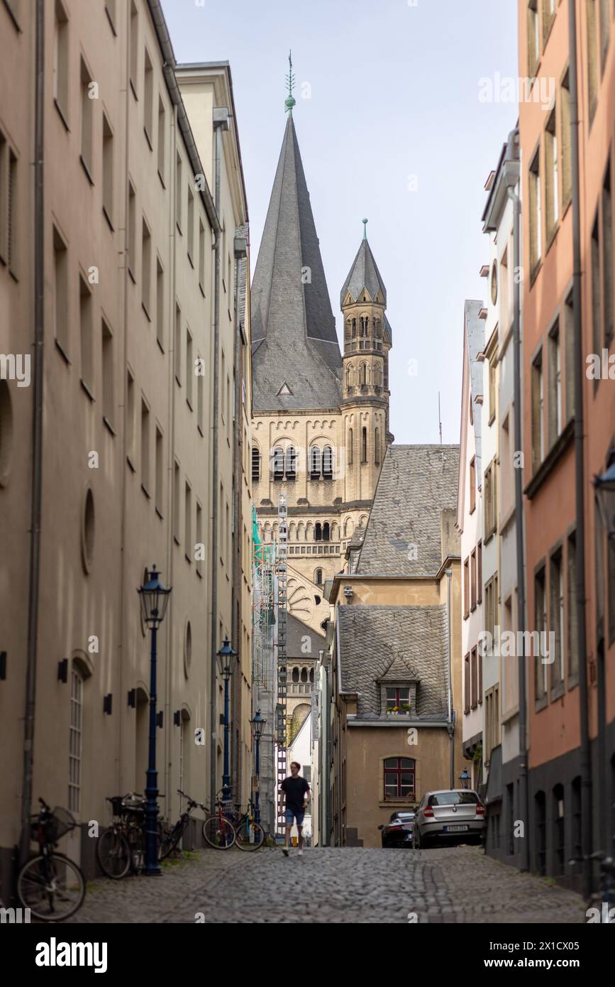Die Great St. Die Martin-Kirche erhebt sich über der Kölner Skyline Stockfoto