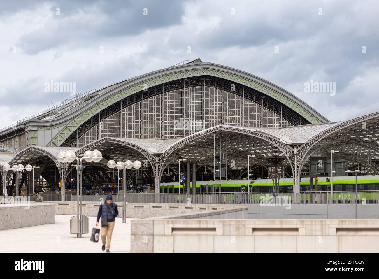 Kölner Hauptbahnhof an einem Frühlingstag Stockfoto