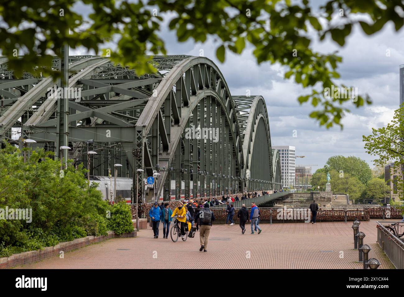 Touristen überqueren den Rhein über die Hohenzollernbrücke in Köln Stockfoto