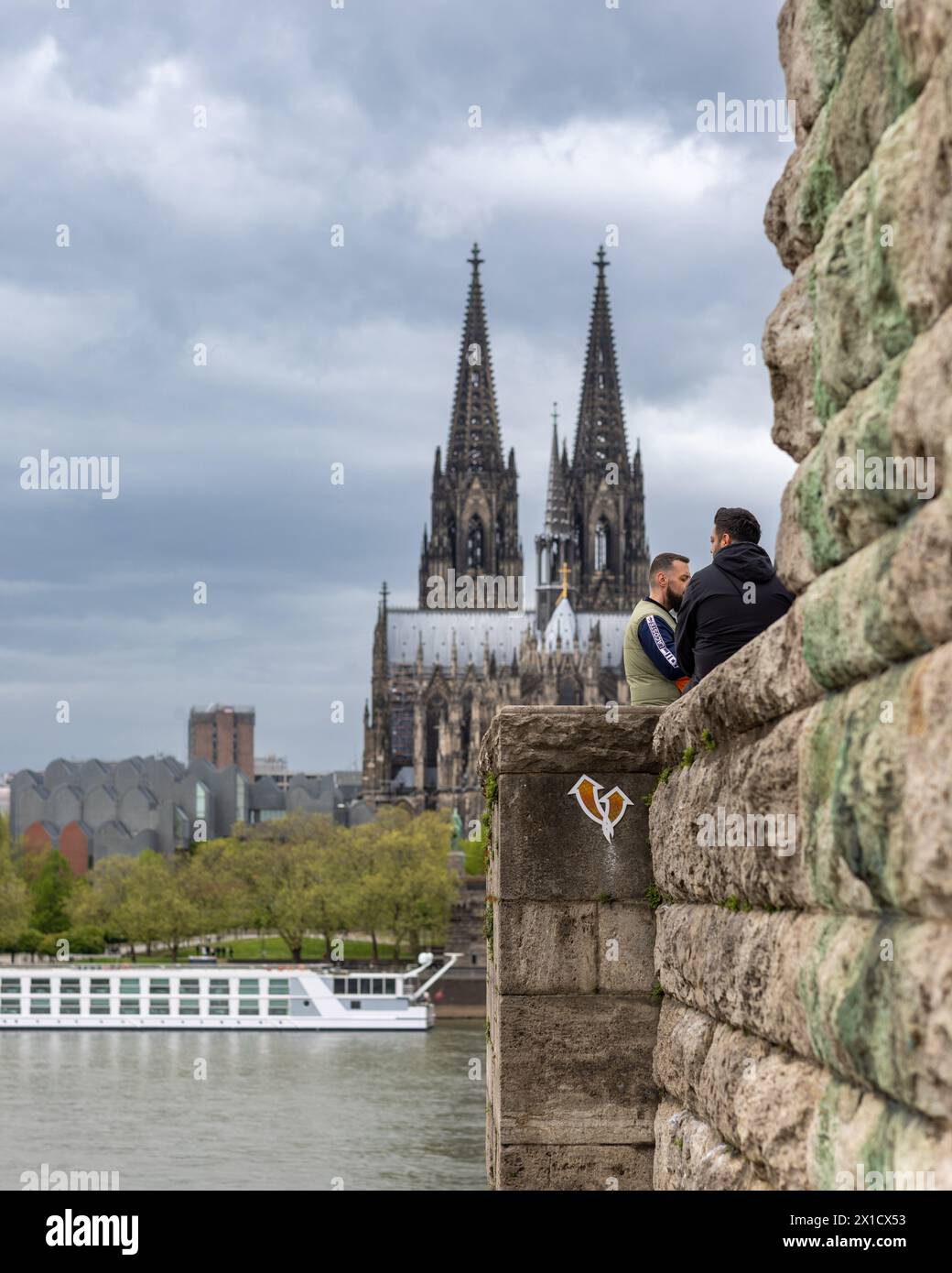 Zwei Türme des Kölner Doms ragen hoch über die Skyline der Stadt Stockfoto