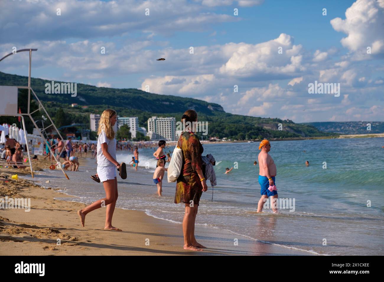 Eine Gruppe von Touristen genießt den Strand und das Meer. Sie verbringen ihren Urlaub an einem wunderschönen Sandstrand in Varna, Bulgarien. Hier ist Golden Sands Beach. Stockfoto