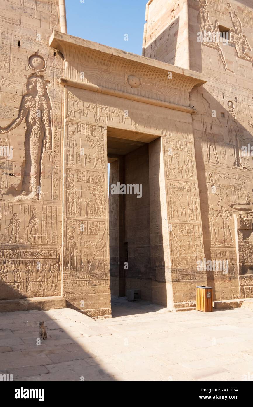 Eingang und Pylonschnitzereien, Philae Temple Complex, Agilkia Island, Assuan Dam Reservoir. Grabstätte von Osiris. Ägypten Stockfoto