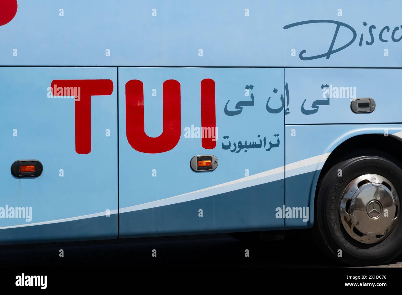 TUI-Logo im ägyptischen Reisebus mit arabischer Schrift, Assuan. Ägypten Stockfoto