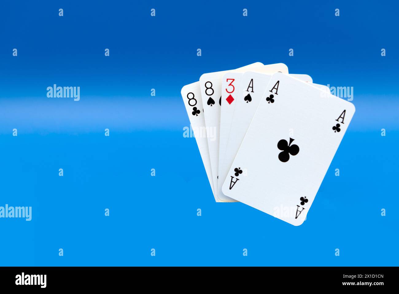 Ein Paar Schwarze Asse mit Schwarzen Achten plus eine Lochkarte (in dieser Hand die 3 Diamanten) Stockfoto