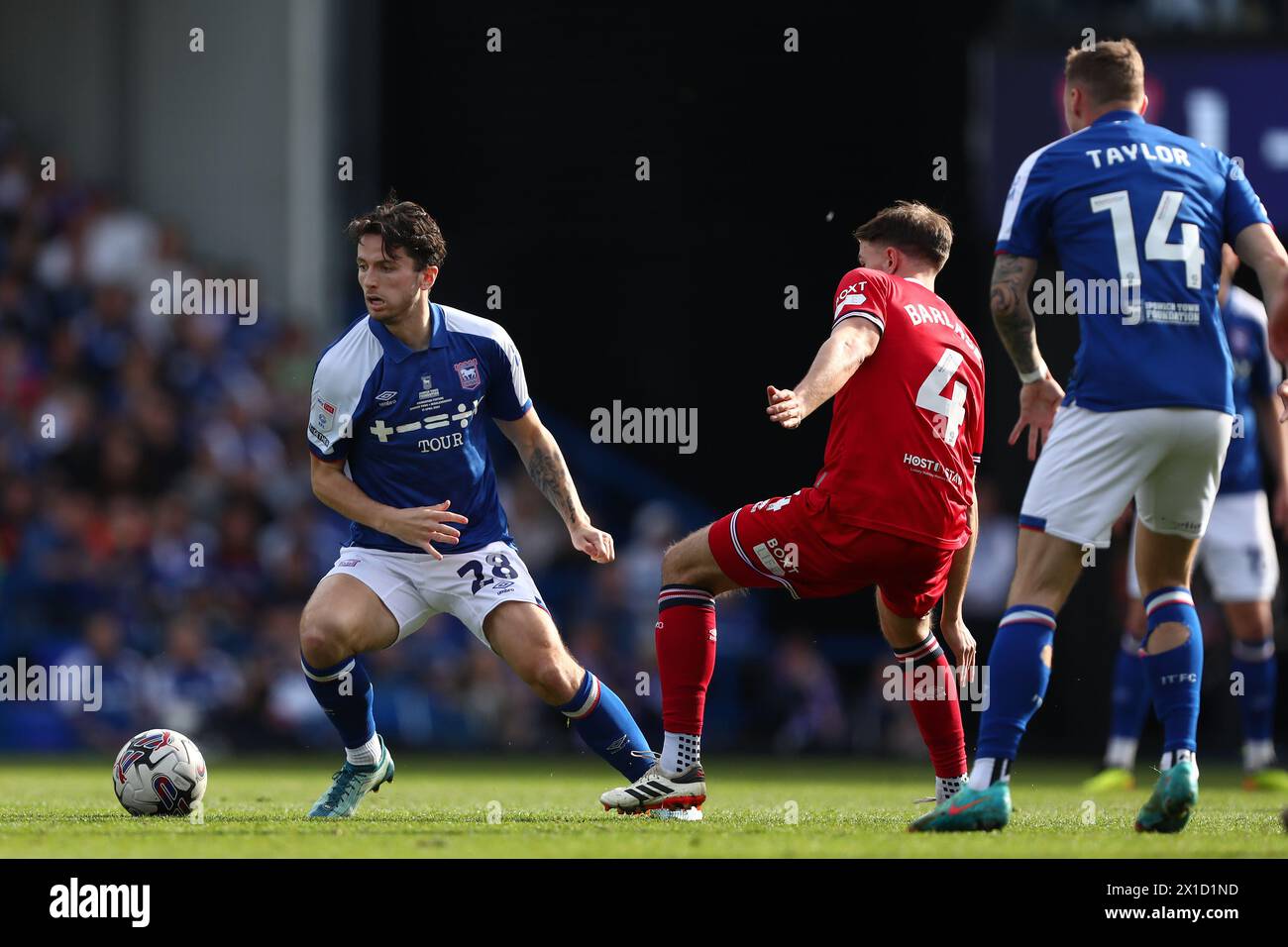 Lewis Travis aus Ipswich Town und Dan Barlaser aus Middlesbrough - Ipswich Town gegen Middlesbrough, Sky Bet Championship, Portman Road, Ipswich, Großbritannien - 13. April 2024 nur redaktionelle Verwendung - es gelten Einschränkungen bei DataCo Stockfoto