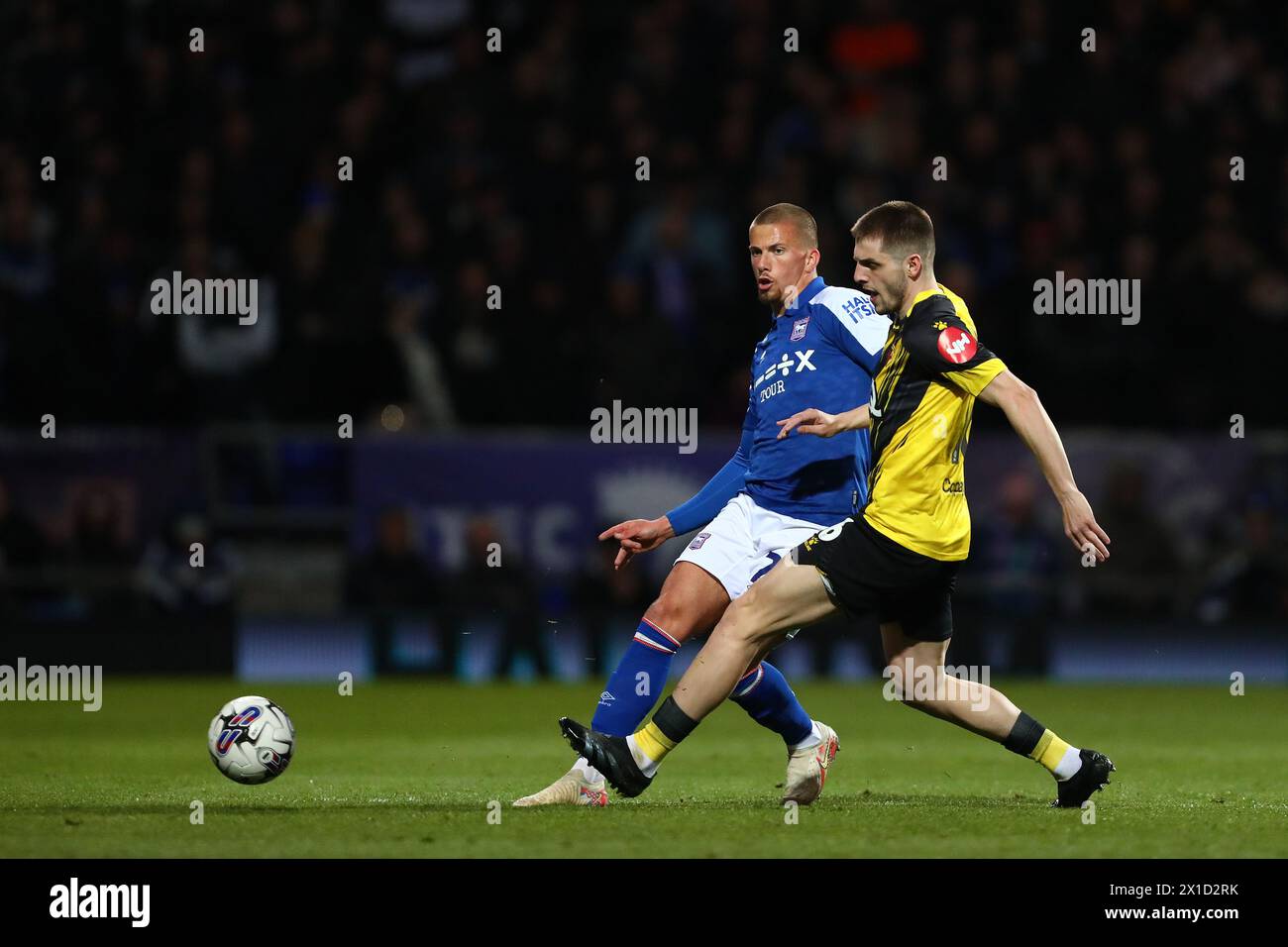 Harry Clarke aus Ipswich Town und Giorgi Chakvetadze aus Watford - Ipswich Town gegen Watford, Sky Bet Championship, Portman Road, Ipswich, Großbritannien - 10. April 2024 nur redaktionelle Verwendung - DataCo-Einschränkungen gelten Stockfoto