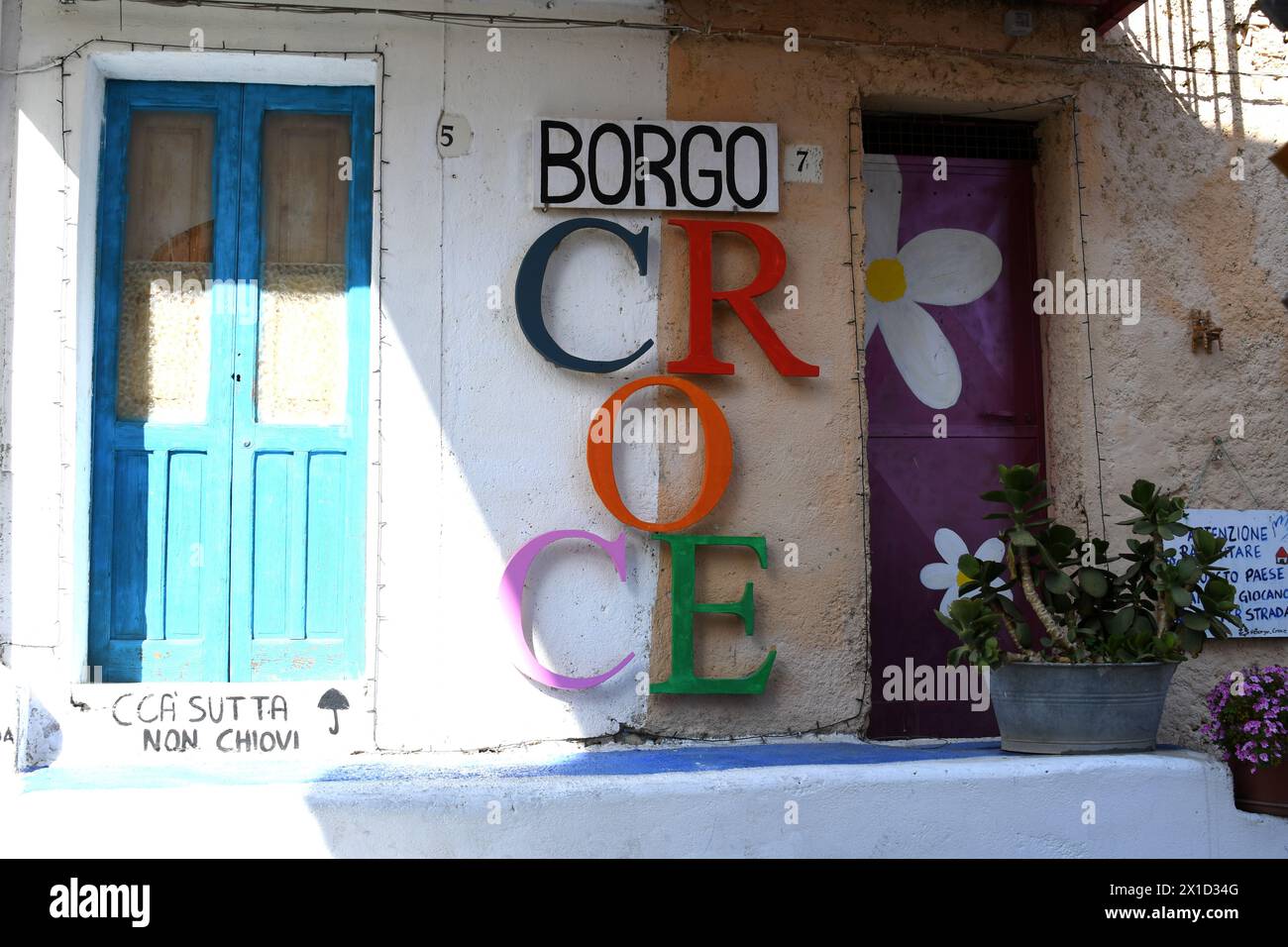 Fiumara Reggio Calabria Italien - Borgo Croce, murales Stockfoto