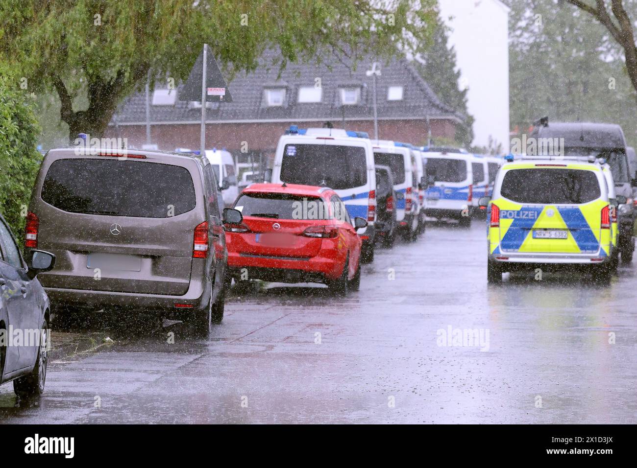 Düsseldorf, Deutschland. April 2024. Einsatzfahrzeuge werden aufgrund einer vermuteten Gefahrensituation an einer Berufsschule im Stadtteil Benrath abgestellt. Quelle: David Young/dpa/Alamy Live News Stockfoto