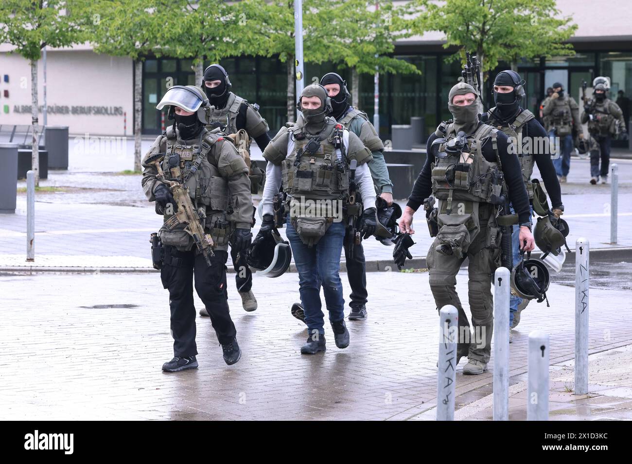 Düsseldorf, Deutschland. April 2024. SEK-Offiziere verlassen das Gebäude nach einer vermuteten gefährlichen Situation an einer Berufsschule im Bezirk Benrath. Quelle: David Young/dpa/Alamy Live News Stockfoto