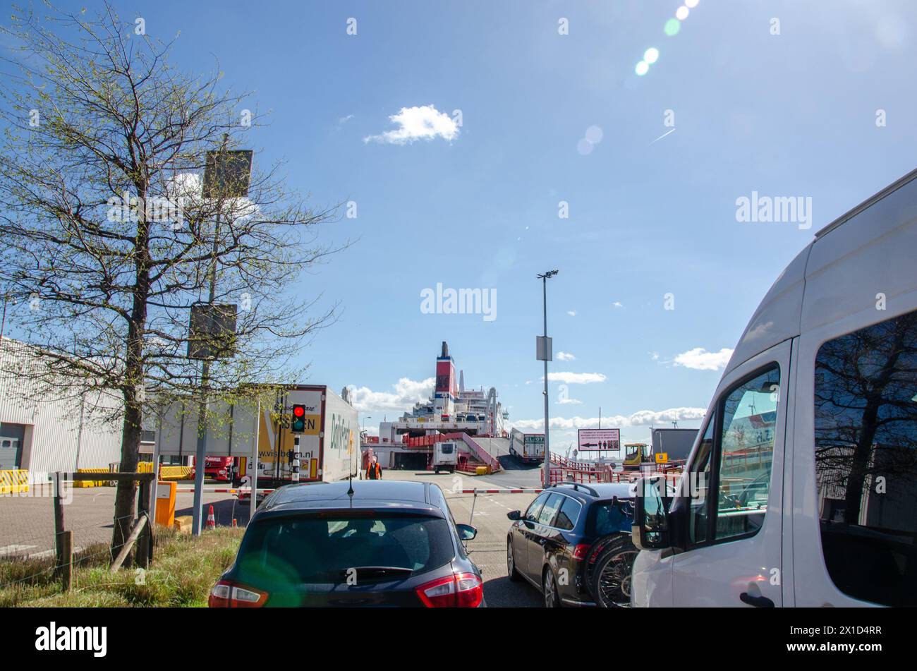 Autos und Passagiere, die an Bord einer Fähre der Stena Line warten, Hook of Holland (Hoek van Holland) in der Nähe von Rotterdam, Niederlande. Stockfoto