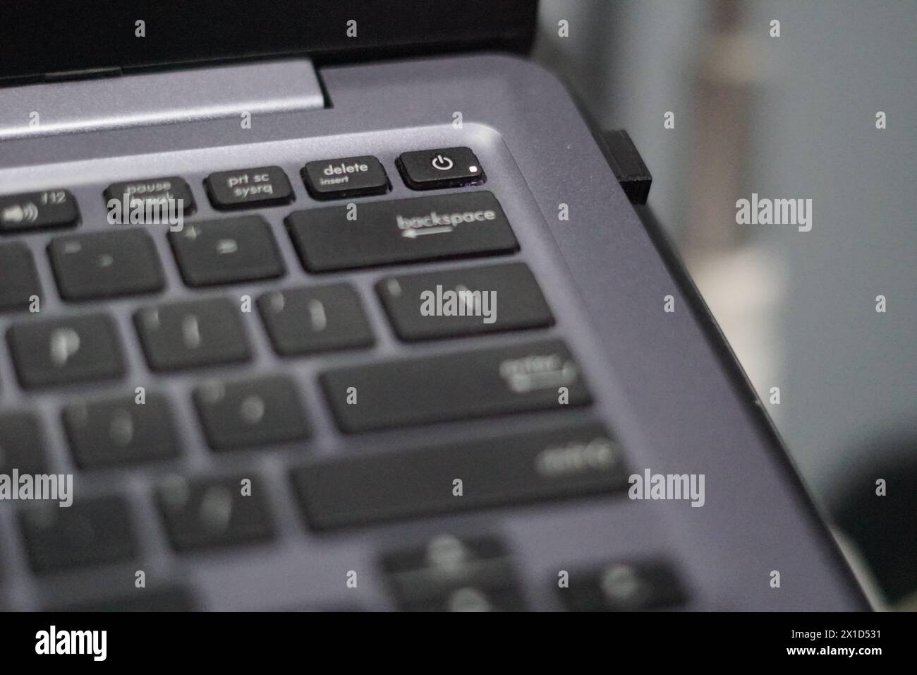 Der ein- und Ausschalter eines Laptops ist in die eingeschaltete Tastatur integriert Stockfoto