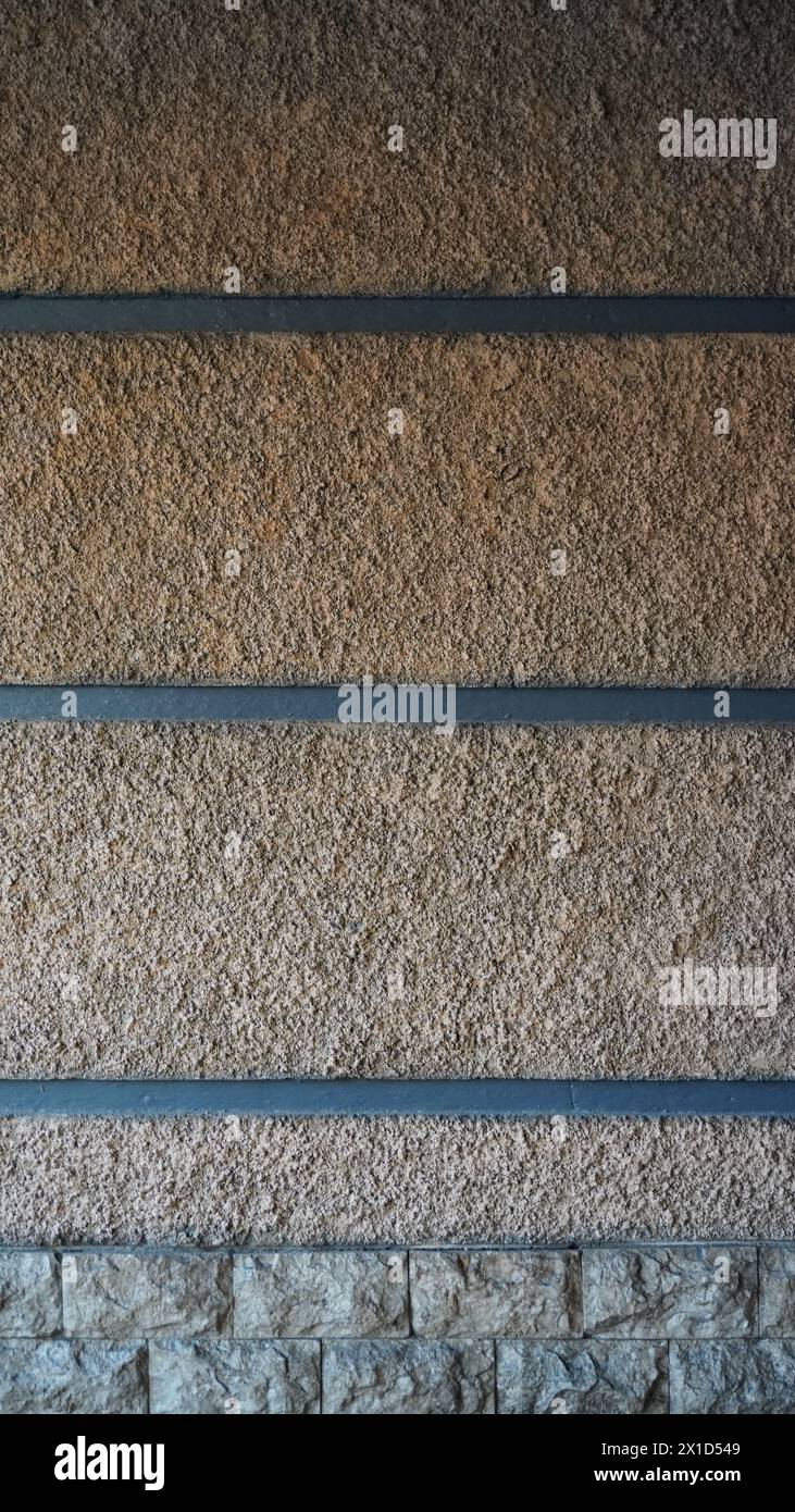 Die cremegelben Steinmauern mit schwarzen horizontalen Linien Stockfoto