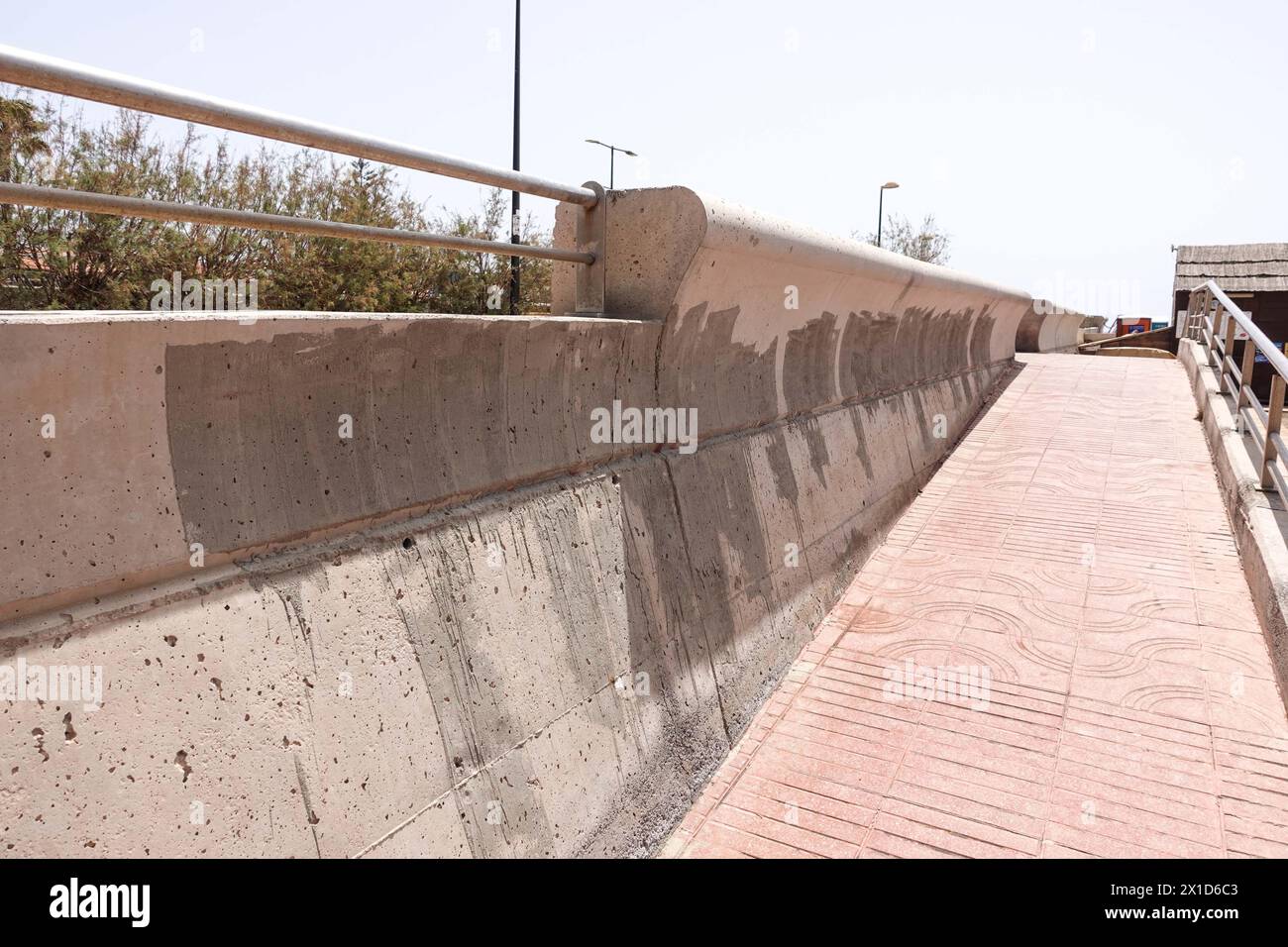 Palm-Mar, Teneriffa, 16. April 2024 - Anti-Touristen-Graffiti, die an Wänden im Strandresort Palm-Mar im Süden der Insel Teneriffa gekrabbelt wurden, wurden von Beamten überstrichen, die versuchen, die kleine Stadt als "touristisch freundlich" zu bezeichnen. mehrere Botschaften wurden vor Wochen an Wände und Bänke gesprüht. allerdings deckt nun die betroffenen Gebiete mit neuer weißer Farbe ab, und ein Slogan mit der Aufschrift „durchschnittliches Gehalt auf den Kanarischen Inseln 1,200E“ wurde jetzt mit grauer Farbe überzogen. Quelle: Stop Press Media/Alamy Live News Stockfoto