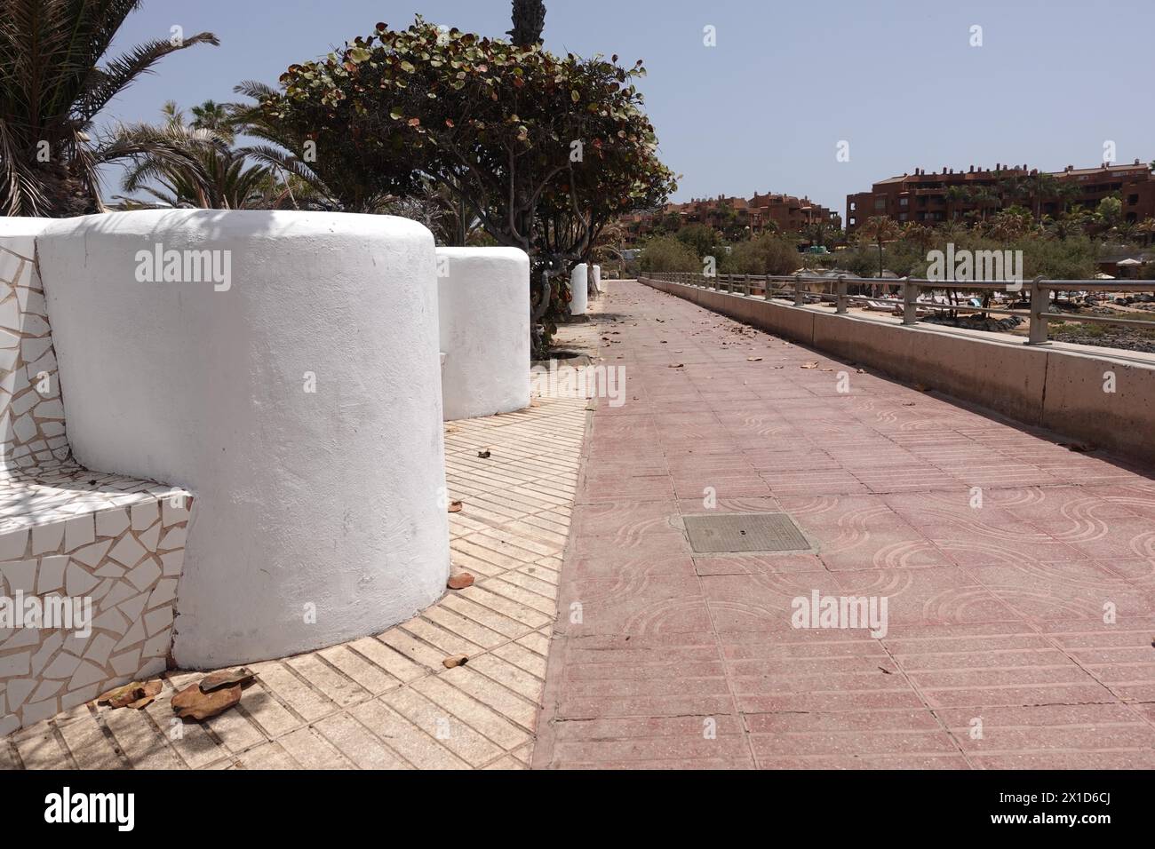 Palm-Mar, Teneriffa, 16. April 2024 - die mit anti-touristischen Graffitis bedeckten Bänke am Meer haben eine neue Farbe auf den Slogans in Palm-Mar, Teneriffa. - Anti-Touristen-Graffiti, die an den Wänden des Badeortes Palm-Mar im Süden der Insel Teneriffa gekrabbelt wurden, wurden von Beamten überstrichen, die versuchen, die kleine Stadt als "touristisch freundlich" zu bezeichnen. Mehrere Botschaften wurden vor Wochen auf Mauern und Bänken gesprüht; allerdings deckt nun neue weiße Farbe die betroffenen Gebiete ab, und ein Slogan mit der Aufschrift „durchschnittliches Gehalt auf den Kanarischen Inseln 1,200E“ wurde nun mit grauem p überzogen Stockfoto