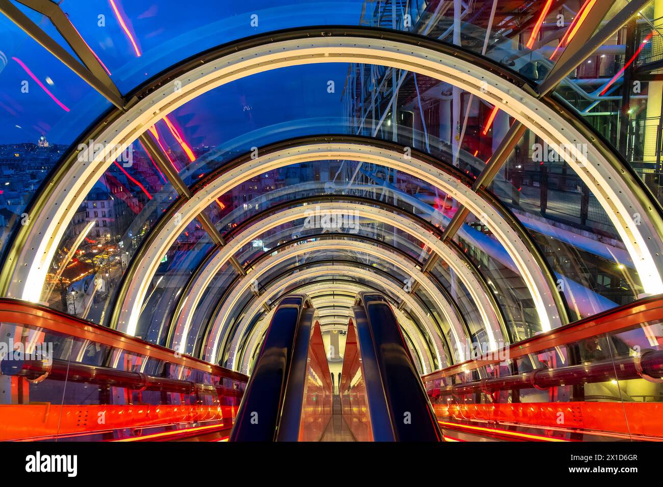 Rolltreppe im Centre Pompidou (oder Beaubourg) bei Nacht in Paris, farbenfrohe abstrakte Architekturfotografie Stockfoto