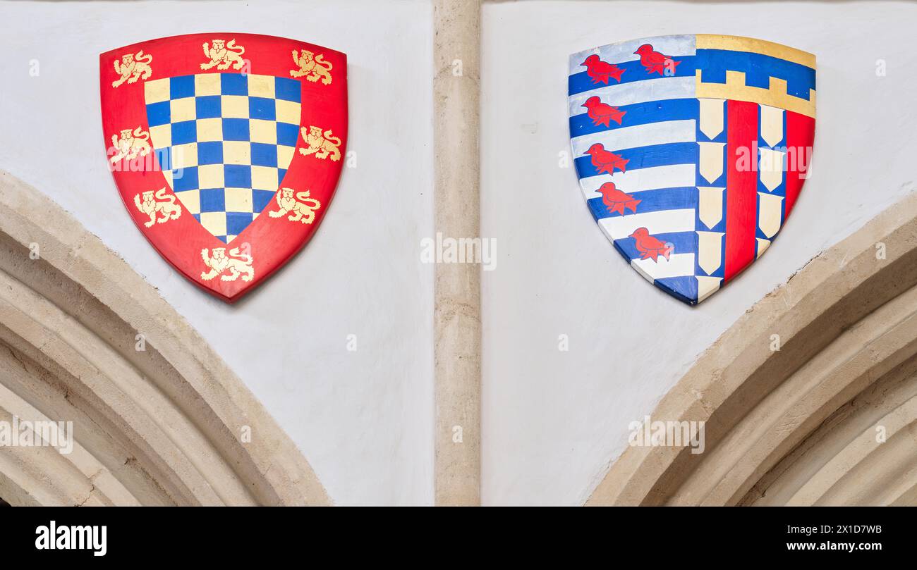Ein Paar königlicher Wappenschilde in der christlichen Kirche St. Mary, einer ehemaligen königlich-yorkistischen Kirche im Dorf Fotheringhay, England. Stockfoto