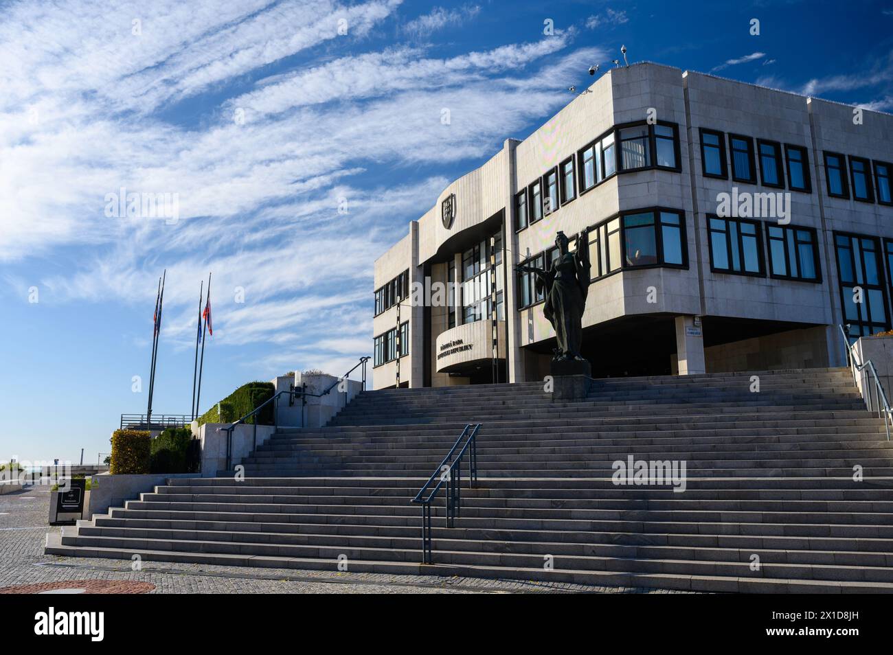 Statue „Vítanie“ [Willkommen] von Ján Kulich. Der Nationalrat der Slowakischen Republik – das nationale parlament der Slowakei. Stockfoto