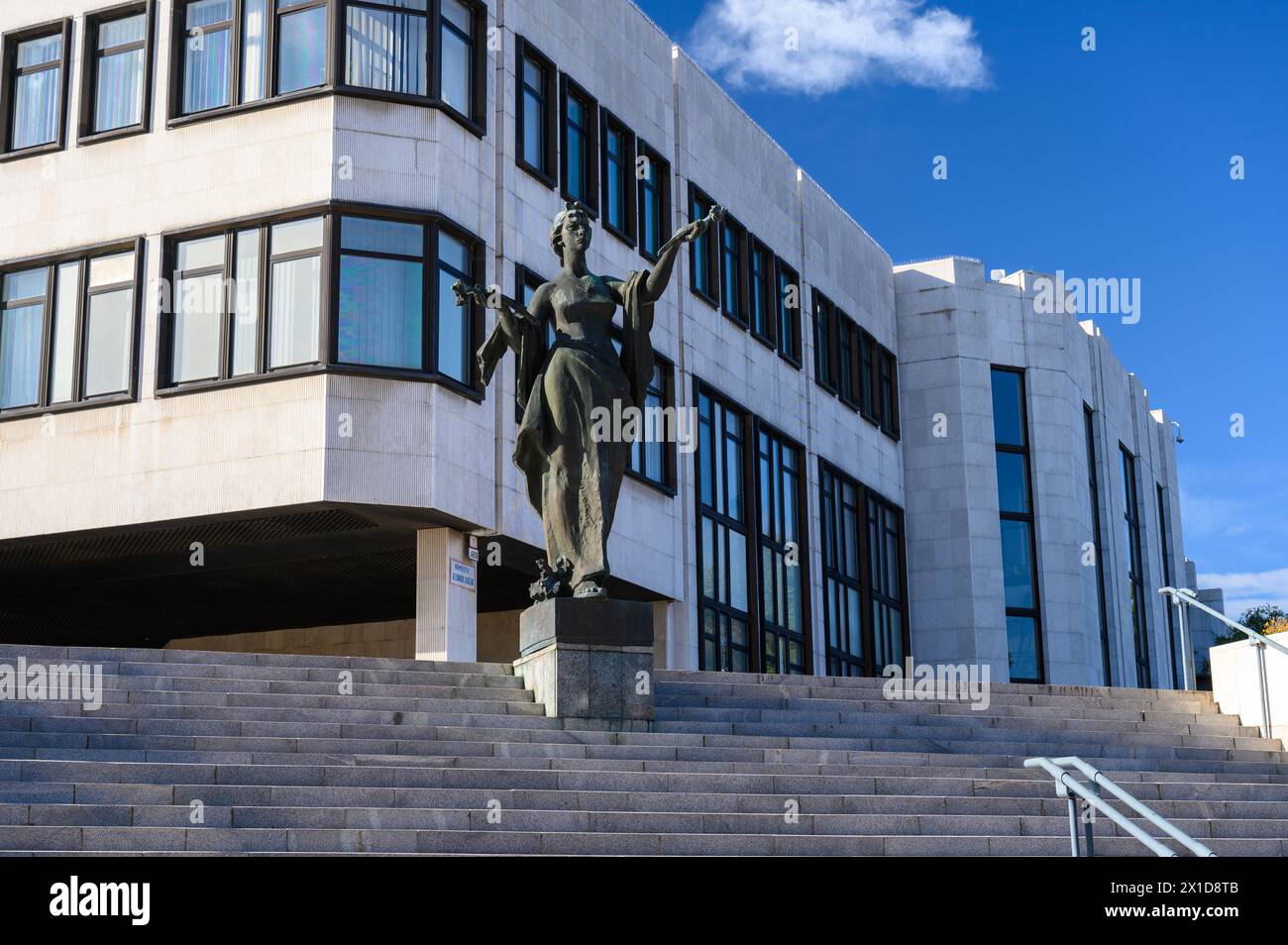 Statue „Vítanie“ [Willkommen] von Ján Kulich. Der Nationalrat der Slowakischen Republik – das nationale parlament der Slowakei. Stockfoto