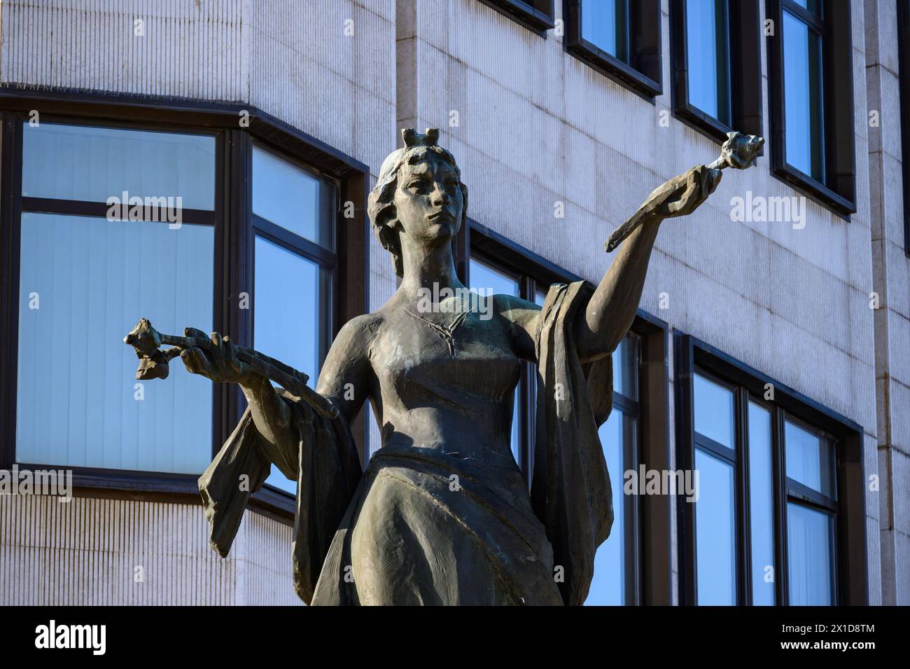 Statue „Vítanie“ [Willkommen] von Ján Kulich. Der Nationalrat der Slowakischen Republik – das nationale parlament der Slowakei. Stockfoto