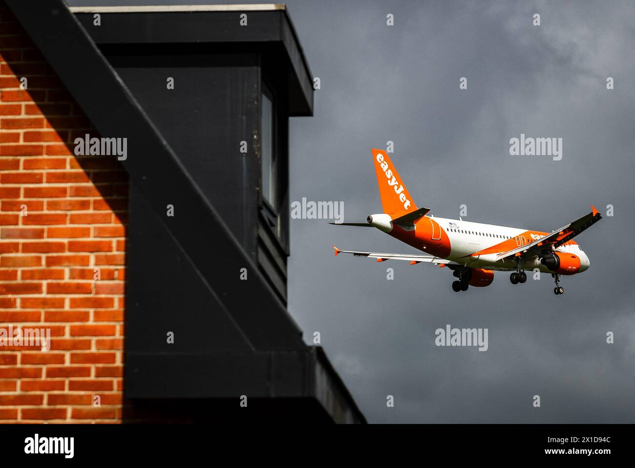 OUDE Meer - Flugzeuge fliegen bei der Landung auf Schiphol's Aalsmeerderbaan tief über Häuser auf der Aalsmeerderdijk in Oude Meer. Trotz der Tatsache, dass in Schiphol immer leisere Flugzeuge eingesetzt werden, erleben die Bewohner des Flughafens eine zunehmende Lärmbelästigung. Foto: ANP / Hollandse Hoogte / Jeffrey Groeneweg niederlande Out - belgien Out Stockfoto