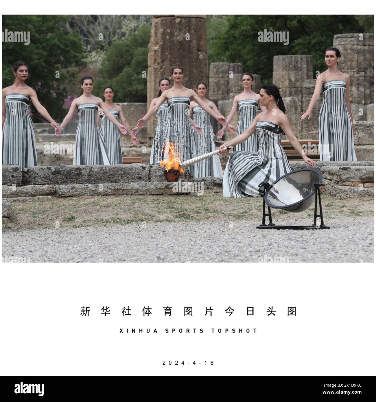 Peking, Griechenland. April 2024. Die Schauspielerin Mary Mina in der Rolle der Hohepriesterin zündet die Fackel während der olympischen Flammenzündung für die Olympischen Sommerspiele 2024 im antiken Olympia, Griechenland, am 16. April 2024 an. Quelle: Li Jing/Xinhua/Alamy Live News Stockfoto