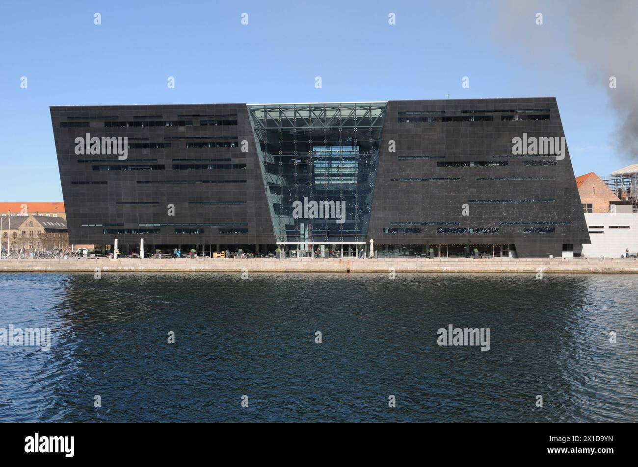 Kopenhagen/Dänemark/19. April 2024/ NUR FÜR EDITORAll verwenden Sie die Bibliothek mit schwarzem Diamanten, die Teil der dänischen Königsbibliothek am Wasser in der dänischen Hauptstadt Cpenhagen ist. Foto. Francis Joseph Dean/Dean Bilder sind NICHT FÜR DEN GEBRAUCH IM ÖFFENTLICHEN DIENST BESTIMMT Stockfoto