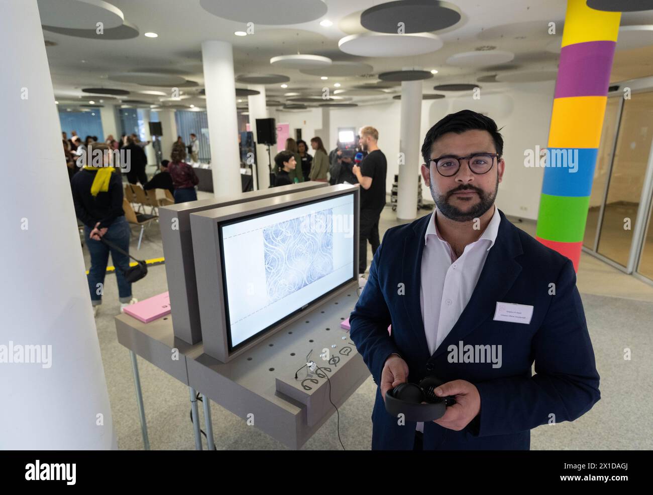 Chemnitz, Deutschland. April 2024. Khaldun Al Saadi vom Projektmanagement-Team steht an einer Abhörstation im zukünftigen Dokumentationszentrum auf dem NSU-Komplex in Sachsen. Das Pilotprojekt für das Dokumentationszentrum wurde nun auf einer Pressekonferenz vorgestellt. Der Freistaat Sachsen hat die Einrichtung eines NSU-Dokumentationszentrums als Ziel in seinem Koalitionsvertrag verankert. Ein Konsortium hat nun das Pilotprojekt und den zukünftigen Standort des Interimsdokumentationszentrums am NSU-Komplex in Sachsen vorgestellt. Quelle: Hendrik Schmidt/dpa/Alamy Live News Stockfoto