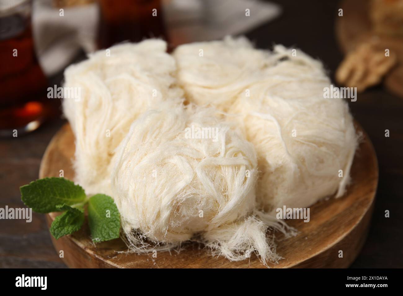 Östliche Süßigkeiten. Leckerer iranischer Paschmak auf Holztisch, Nahaufnahme Stockfoto