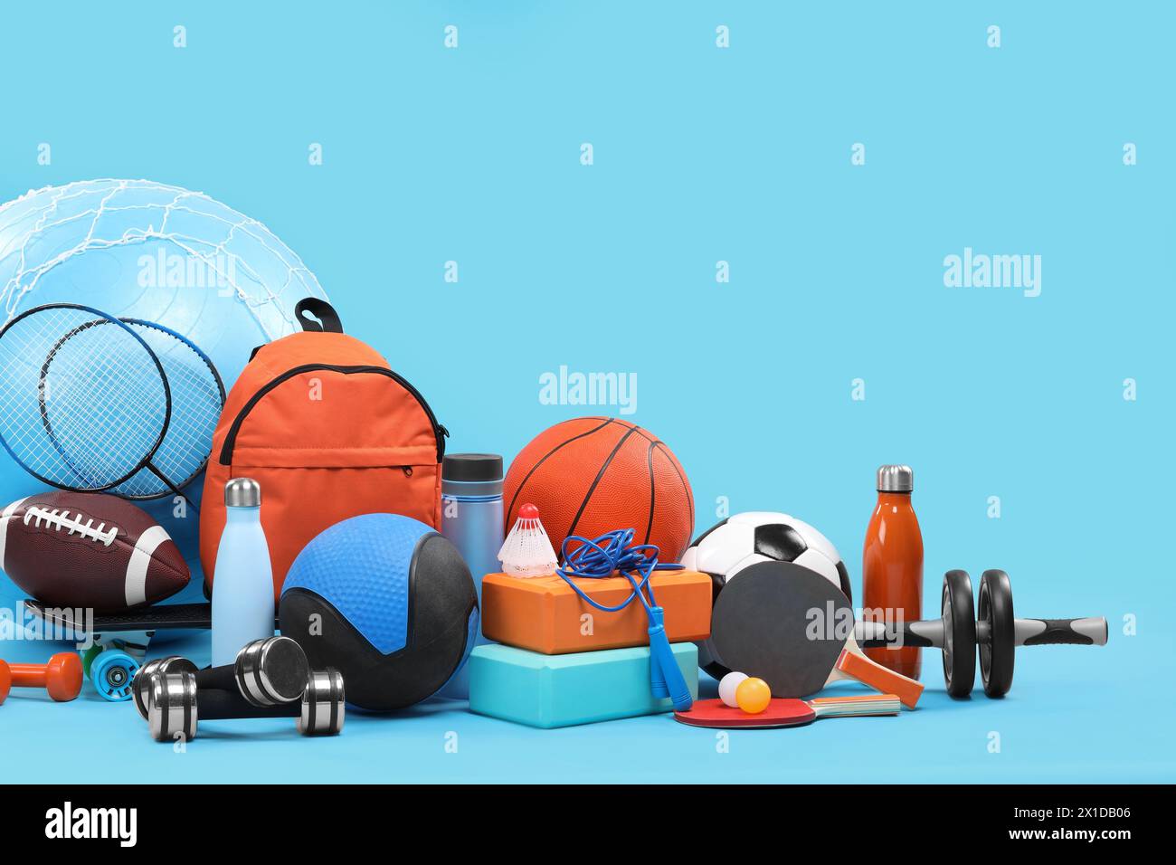 Viele verschiedene Sportgeräte auf hellblauem Hintergrund, Platz für Text Stockfoto