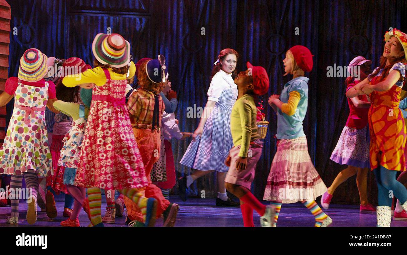 Sian Brooke (Dorothy) mit Munchkin Children in the WIZARD OF OZ in the Royal Festival Hall, Southbank Centre, London SE1 29/07/2008 nach dem Roman von L. Frank Baum Musik & Text: Harold Arlen & E. Y. Harburg adaptiert von John Kane für das RSC Design: Michael Vale Beleuchtung: Mike Gunning Choreografie: Nick Winston Regisseur: Jude Kelly Royal Festival Hall (RFH), Southbank Centre, London SE1 29/07/2008 Stockfoto