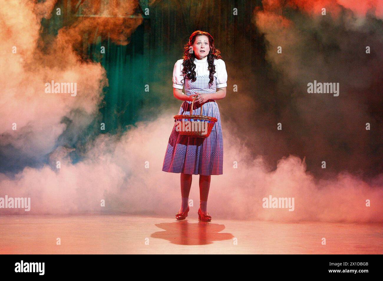 Sian Brooke (Dorothy Gale) in THE WIZARD OF OZ in the Royal Festival Hall, Southbank Centre, London SE1 29/07/2008 nach dem Roman von L. Frank Baum Musik & Texte: Harold Arlen & E. Y. Harburg adaptiert von John Kane für das RSC Design: Michael Vale Beleuchtung: Mike Gunning Choreographie: Nick Winston Direktor: Jude Kelly Royal Festival Hall (RFH), Southbank Centre, London SE1 29/07/2008 Stockfoto