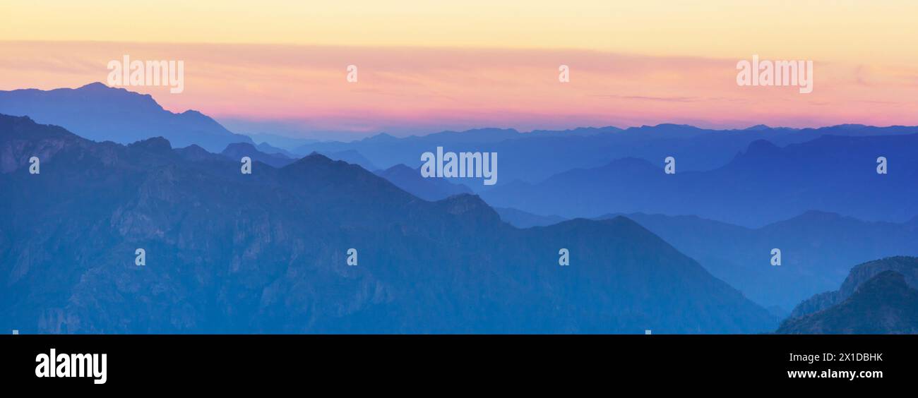 Bergsilhouette bei Sonnenaufgang in Bolivien, Südamerika Stockfoto