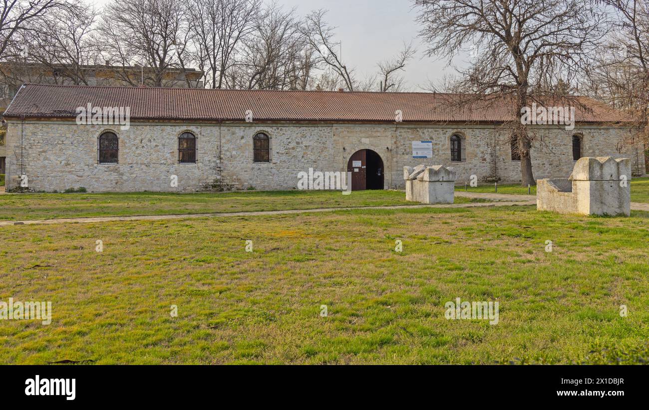 Vidin, Bulgarien - 16. März 2024: Archäologisches Museum Epigraphisches Zentrum Historisches Wahrzeichen Osmanische Steine in der Baba-Vida-Straße. Stockfoto