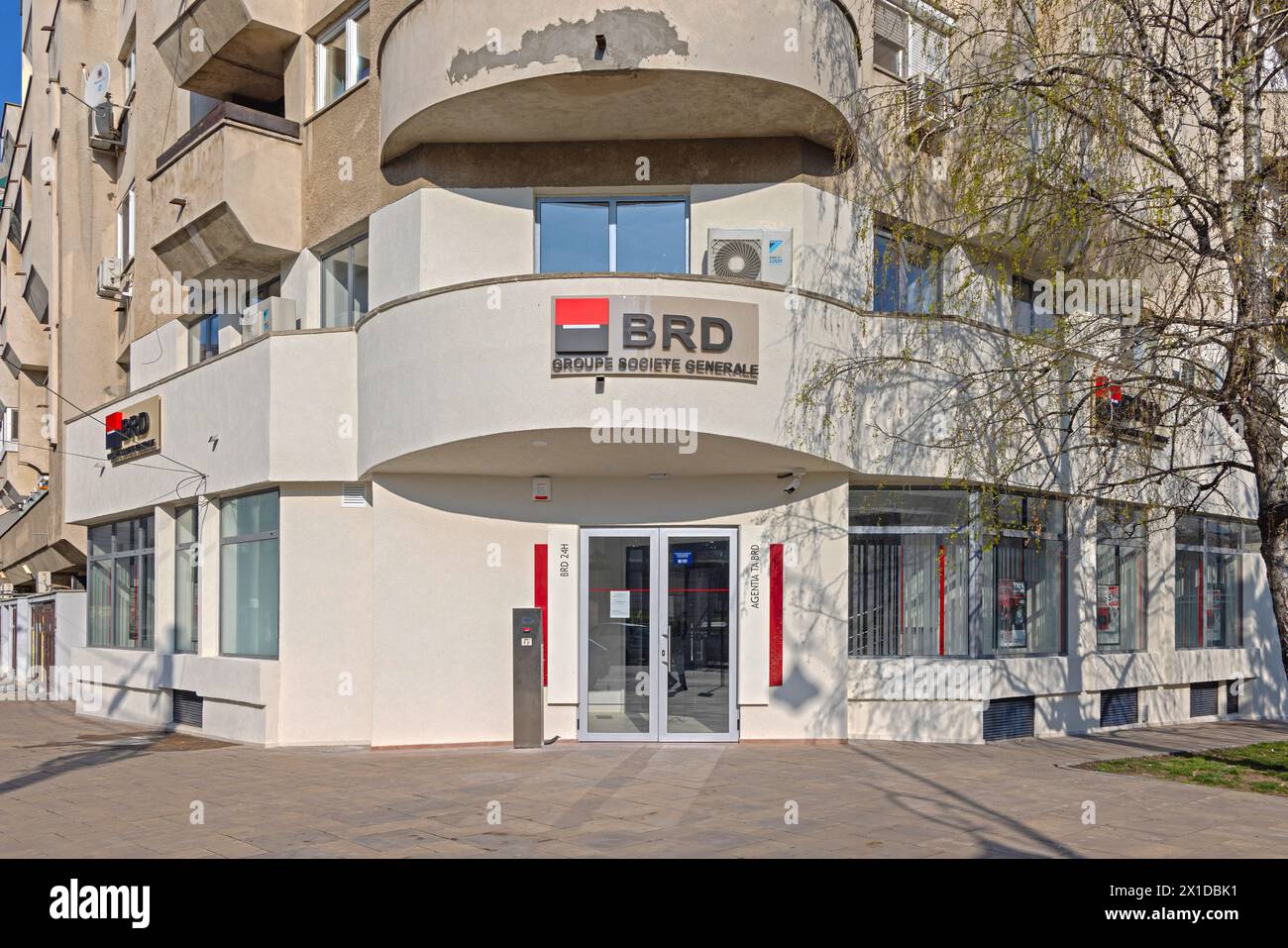 Craiova, Rumänien - 16. März 2024: BRD Groupe Societe Generale Bank Building in der Mihai Viteazul Street Sunny Spring Day. Stockfoto