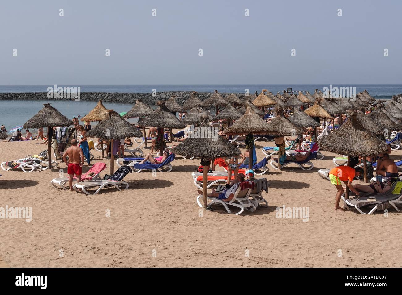 Los Cristianos, Teneriffa, 16. April 2024 - Touristen genießen Sonne, Sand und Meer in Los Cristianos auf Teneriffa, trotz anti-touristischer Wut unter einigen Einheimischen. Quelle: Stop Press Media/Alamy Live News Stockfoto