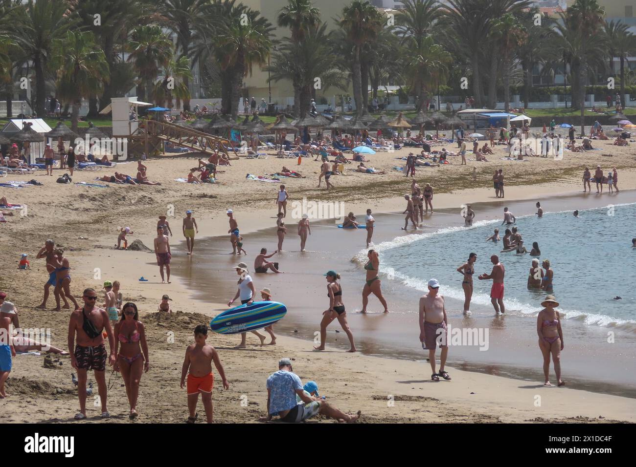 Los Cristianos, Teneriffa, 16. April 2024 - Touristen genießen Sonne, Sand und Meer in Los Cristianos auf Teneriffa, trotz anti-touristischer Wut unter einigen Einheimischen. Quelle: Stop Press Media/Alamy Live News Stockfoto