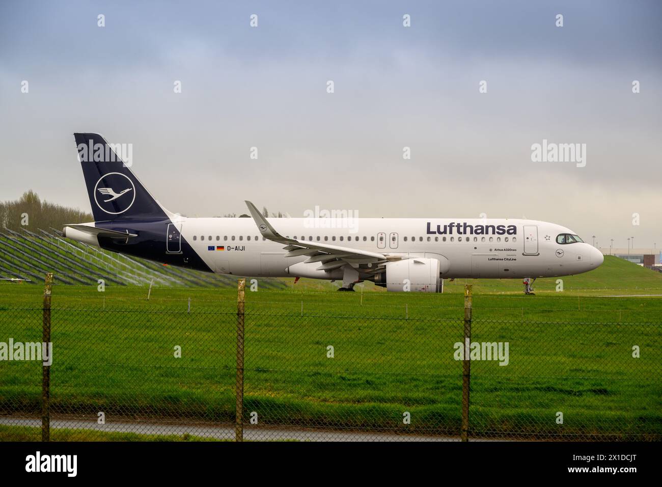 Ein Lufthansa CityLine Airbus A320neo bereitet sich auf den Start auf der Landebahn 15 am Flughafen Birmingham, Birmingham, England vor Stockfoto