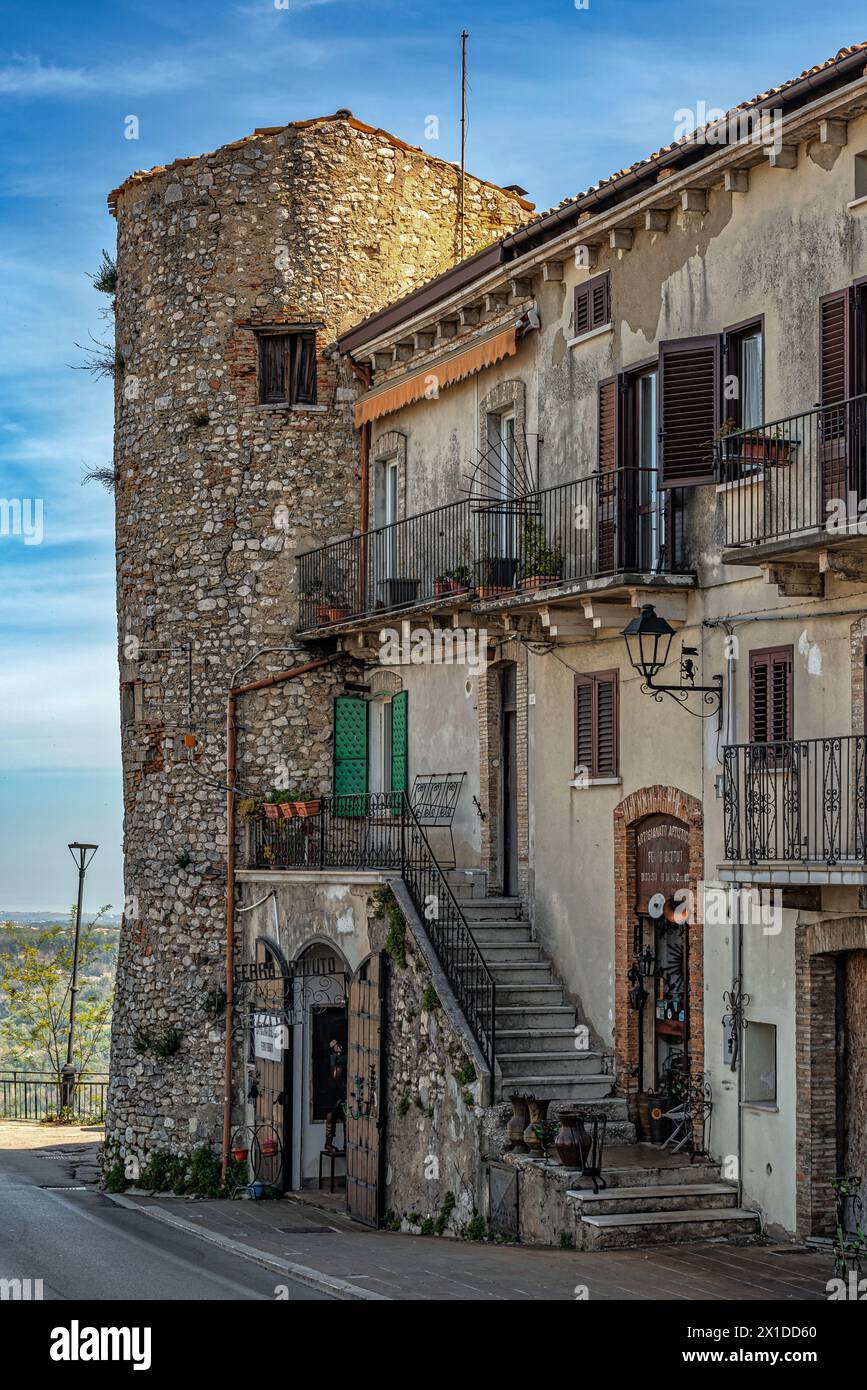 Der Hadrian's Tower befindet sich an der nördlichen Ecke der Stadtmauer, neben der Porta San Giovanni, in der Nähe der Schmiedeeisen-Werkstätten. Abruzzen Stockfoto