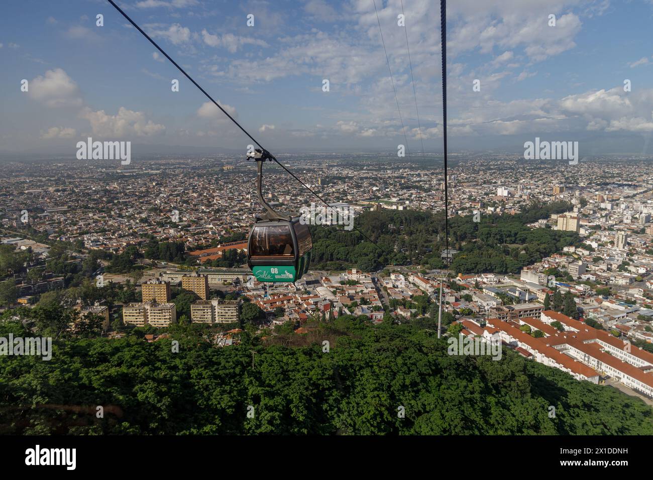 Salta, Argentinien - 24. Januar 2024: Blick auf die Stadt Salta von der Seilbahn. Stockfoto