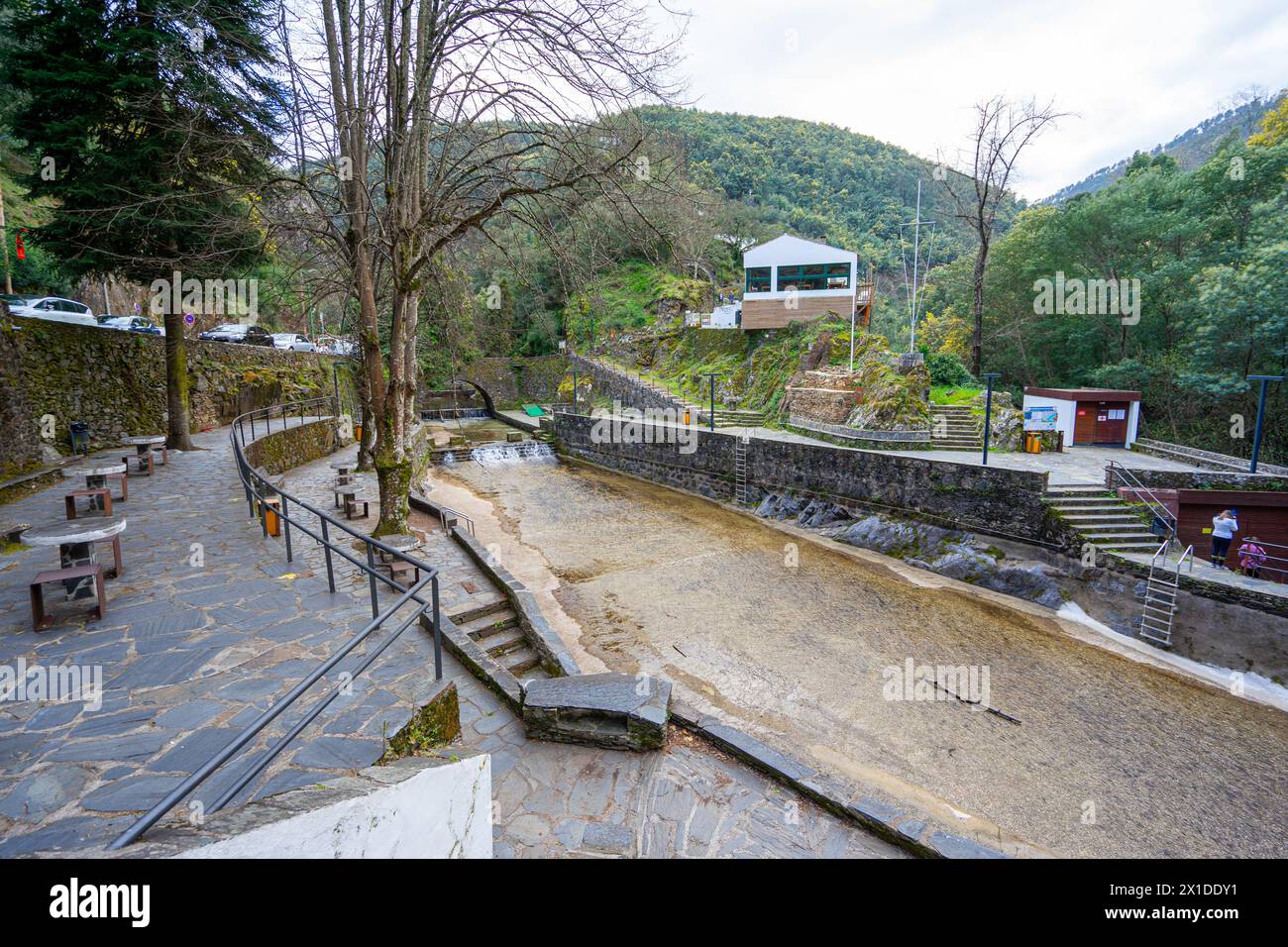 Senhora da Piedade Fluss Strand mit wenig Wasser, offene Schleusen in Serra da Lousã Stockfoto