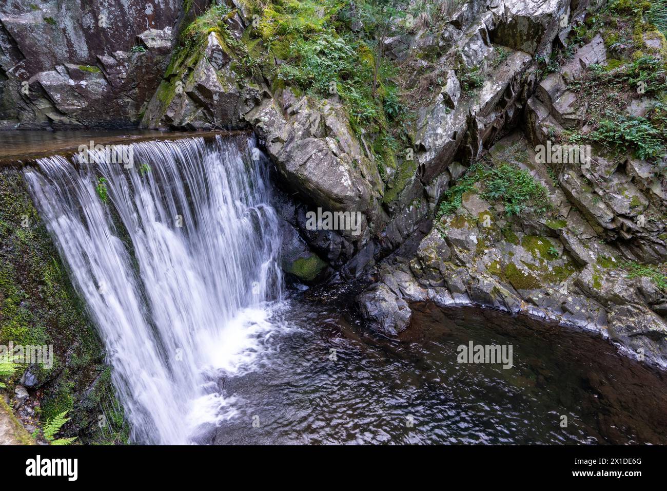 Durchgangskanal und Wasserfall zum Strand des Flusses Senhora da Piedade in Serra da Lousã - Portugal. Stockfoto