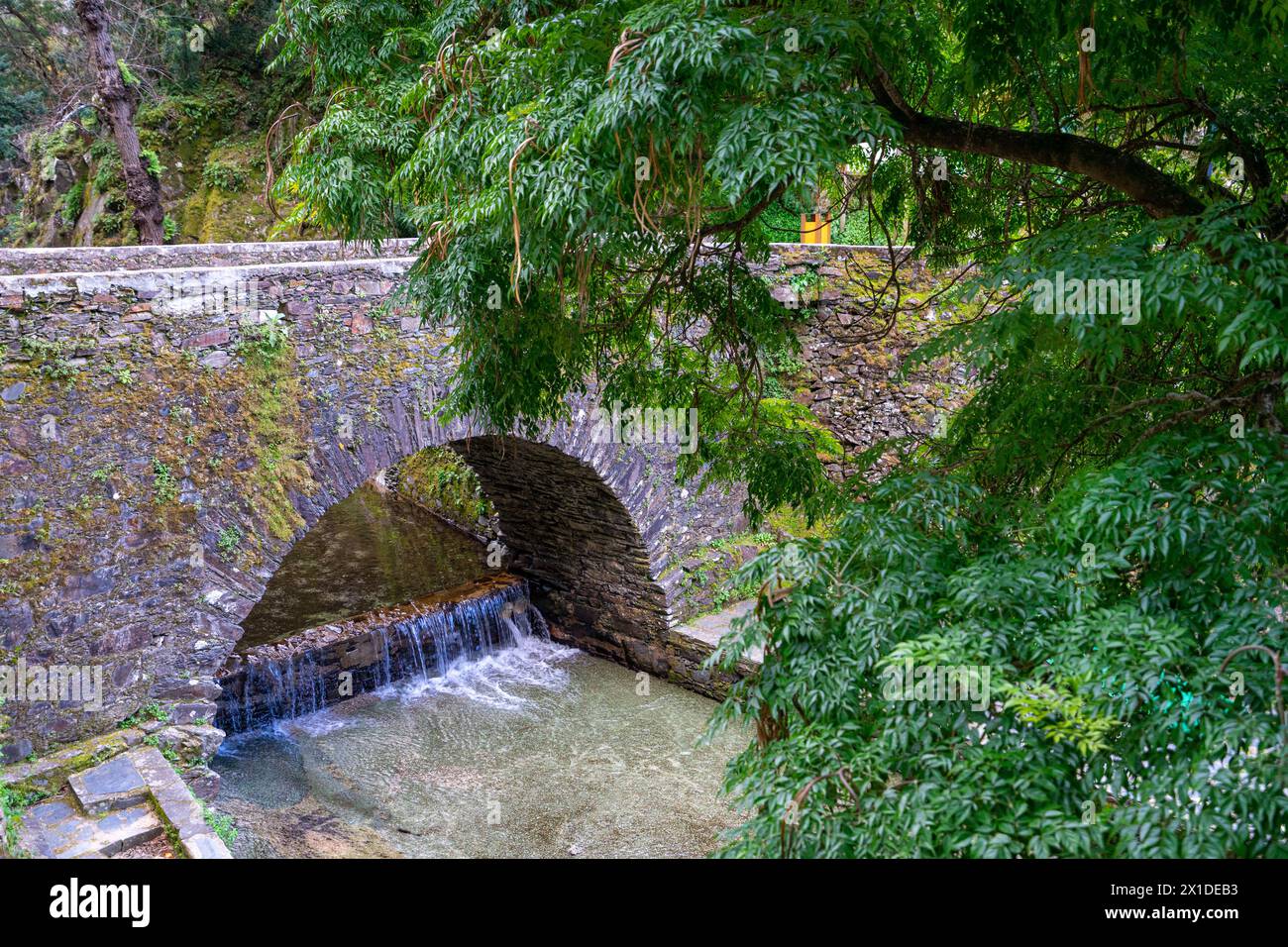 Durchgangskanal und Wasserfall zum Strand des Flusses Senhora da Piedade in Serra da Lousã - Portugal. Stockfoto