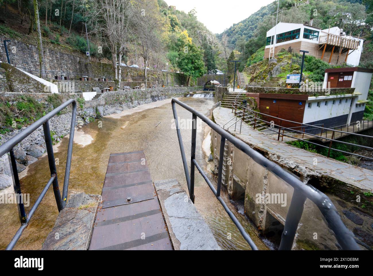 SRA da Piedade Holzsteg in Serra da Lousã-Portugal. Stockfoto