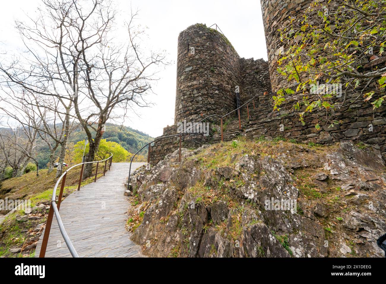 SRA da Piedade Holzsteg in Serra da Lousã-Portugal Stockfoto