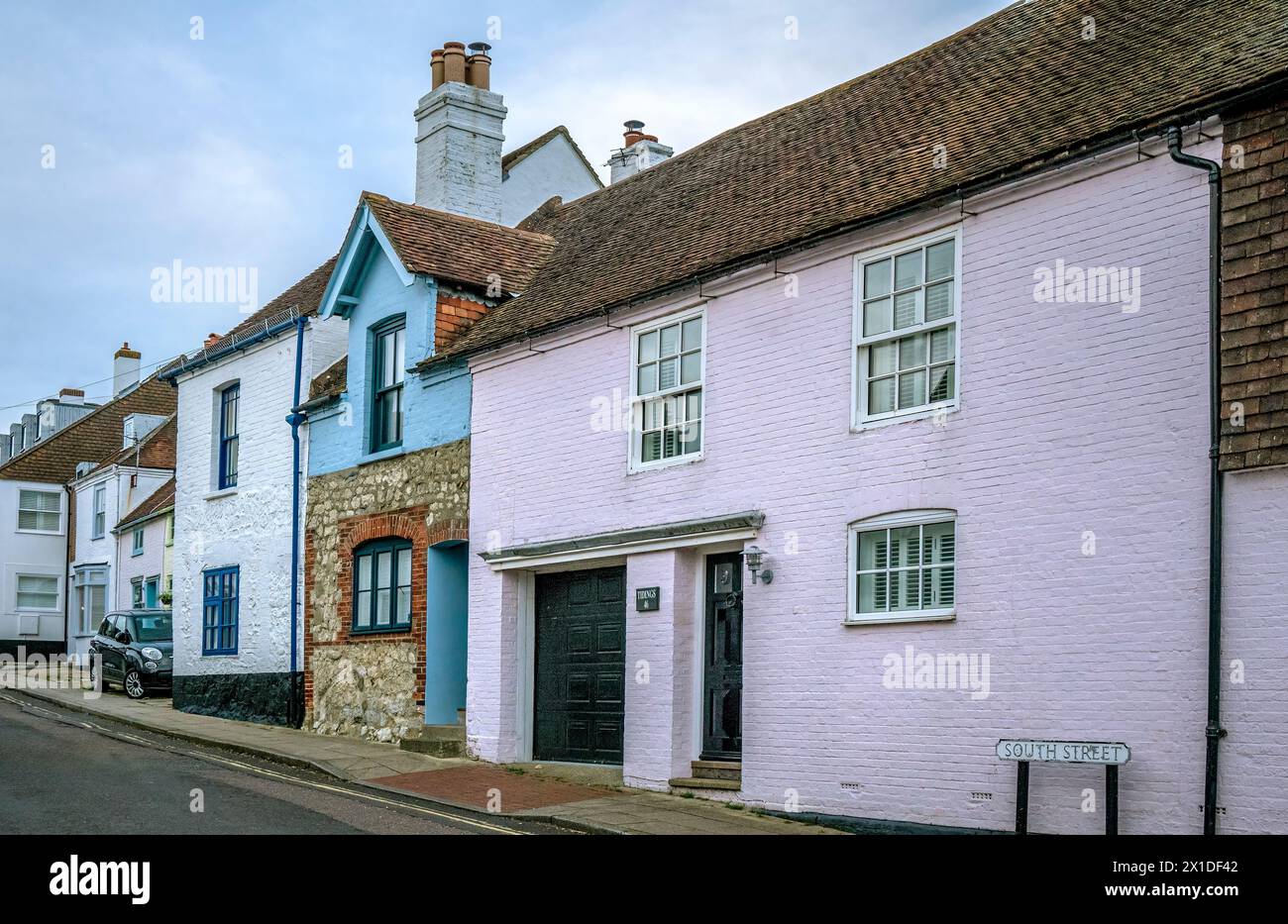 Pastellfarbene malerische Häuser in einem kleinen Fischerhafen in Hampshire, England. Stockfoto